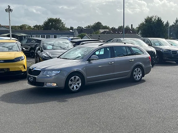 Skoda Superb 2010 photo 2
