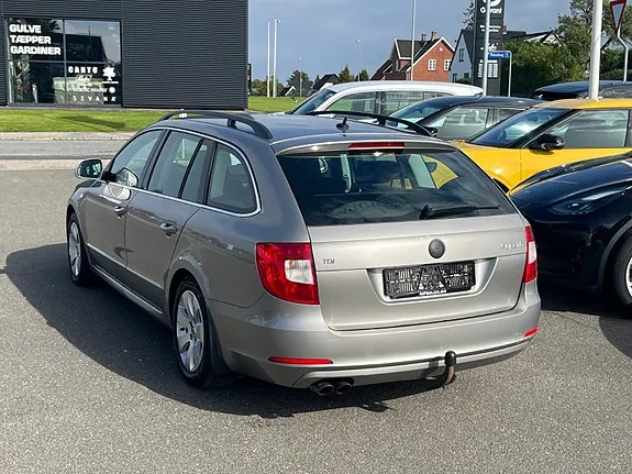 Skoda Superb 2010 photo 3