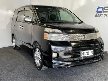Toyota Voxy 2006 photo 2