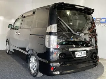 Toyota Voxy 2006 photo 5