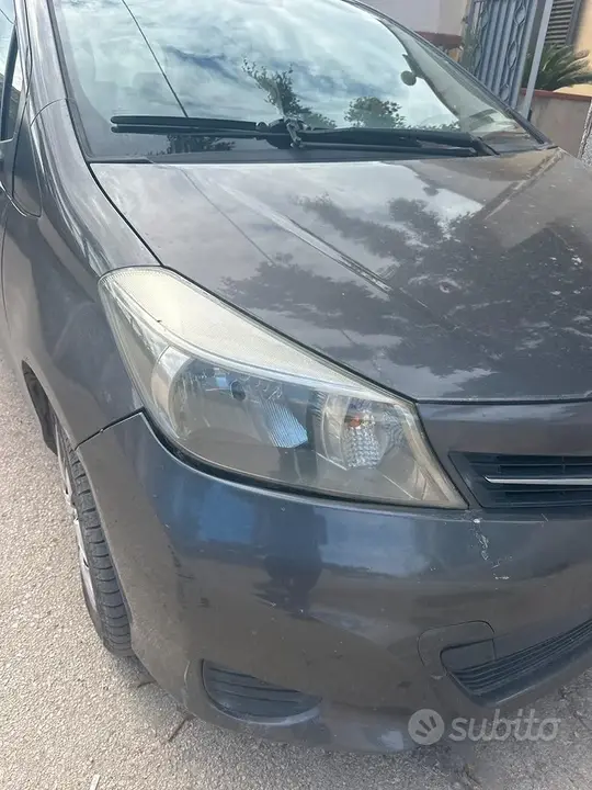 Toyota Yaris 2012 photo 2