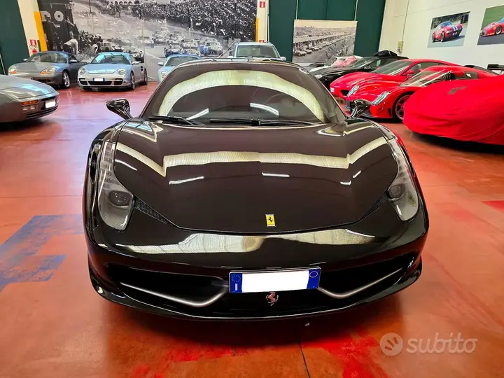 Ferrari 458 Italia 2010 photo 2