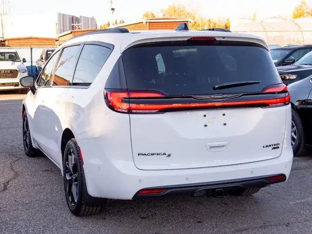 Chrysler Pacifica 2025 photo 3
