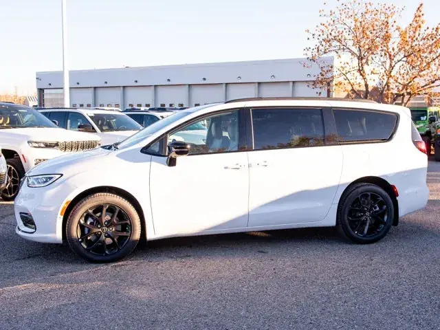 Chrysler Pacifica 2025 photo 2
