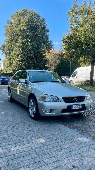 Lexus Is200