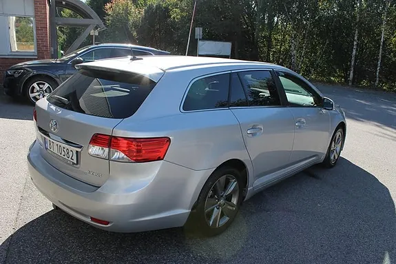 Toyota Avensis 2014 photo 4