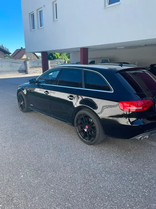 Audi A4 2011 photo 2