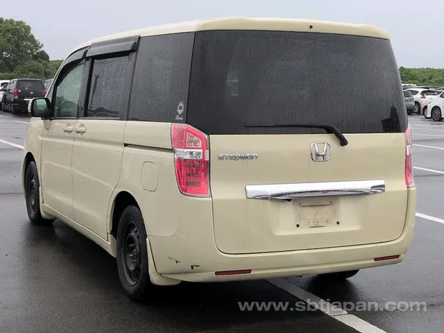 Honda Stepwagon 2013 photo 3