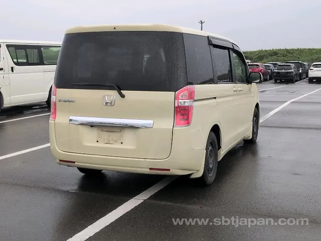 Honda Stepwagon 2013 photo 4