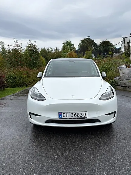 Tesla Model Y 2024 photo 2