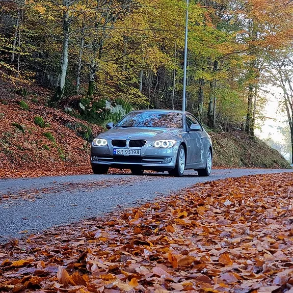 BMW 320D 2010 photo 2