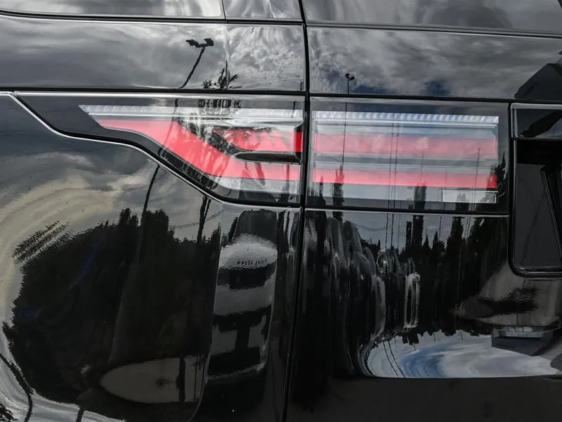 Land Rover Discovery 2023 photo 2