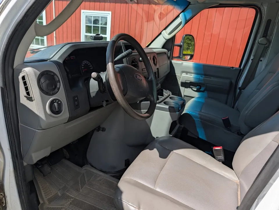 Ford 450 Cube Van 2017 photo 5