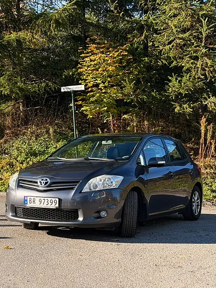 Toyota Auris 2010 photo 2