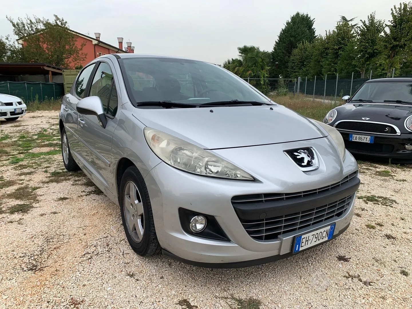 Peugeot 207 2011 photo 3