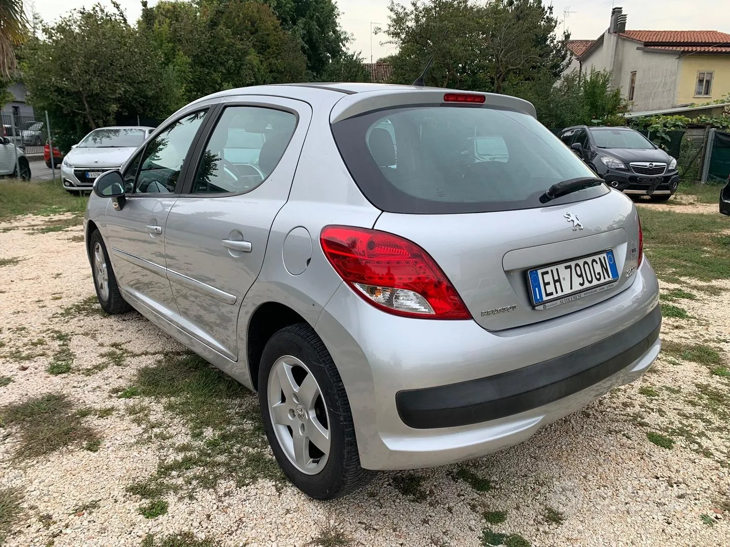 Peugeot 207 2011 photo 2