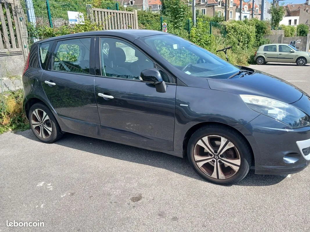 Renault Megane 2011 photo 2