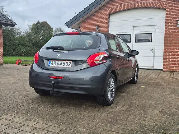 Peugeot 208 2012 photo 4