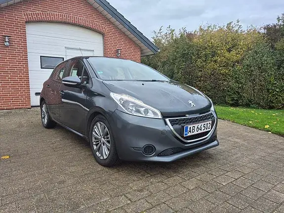 Peugeot 208 2012 photo 2