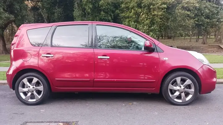 Nissan Note 2010 photo 2