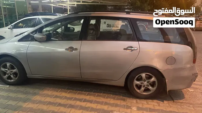 Mitsubishi Grandis 2008 photo 2