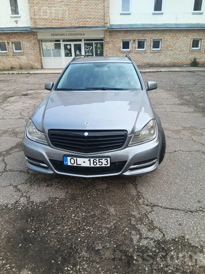 Mercedes-Benz C220 2011 photo 2