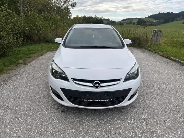 Opel Astra J 2013 photo 2