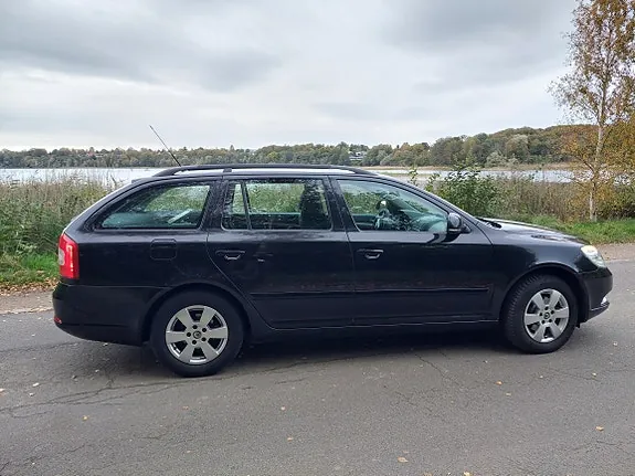 Skoda Octavia 2010 photo 5