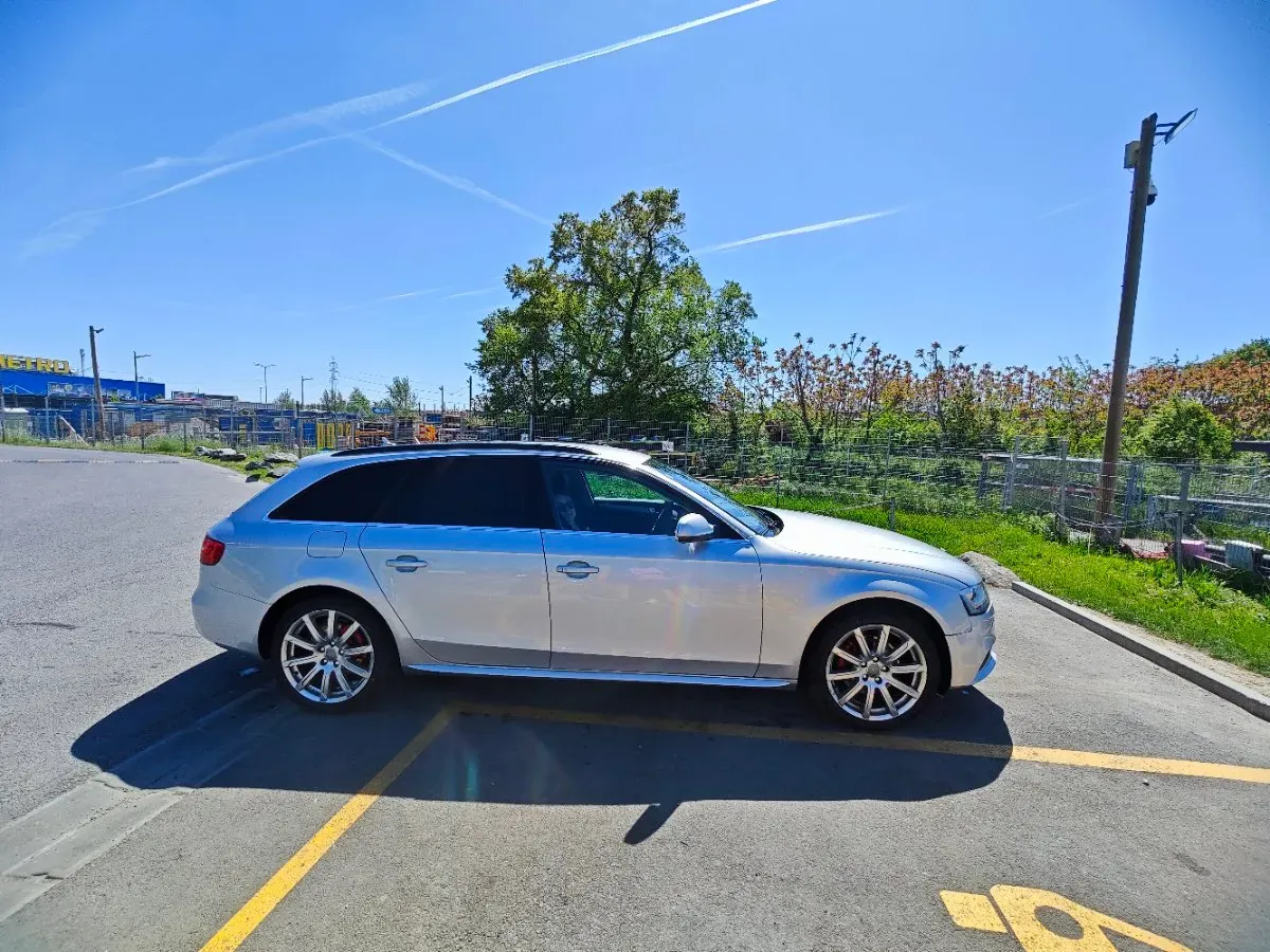 Audi A4 2012 photo 2