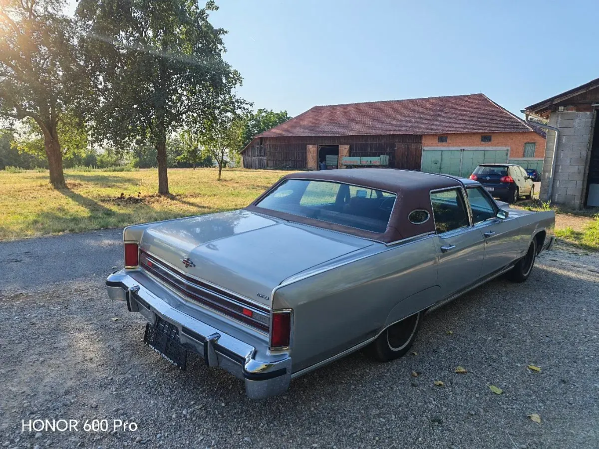 Lincoln Town Car 1977 photo 3