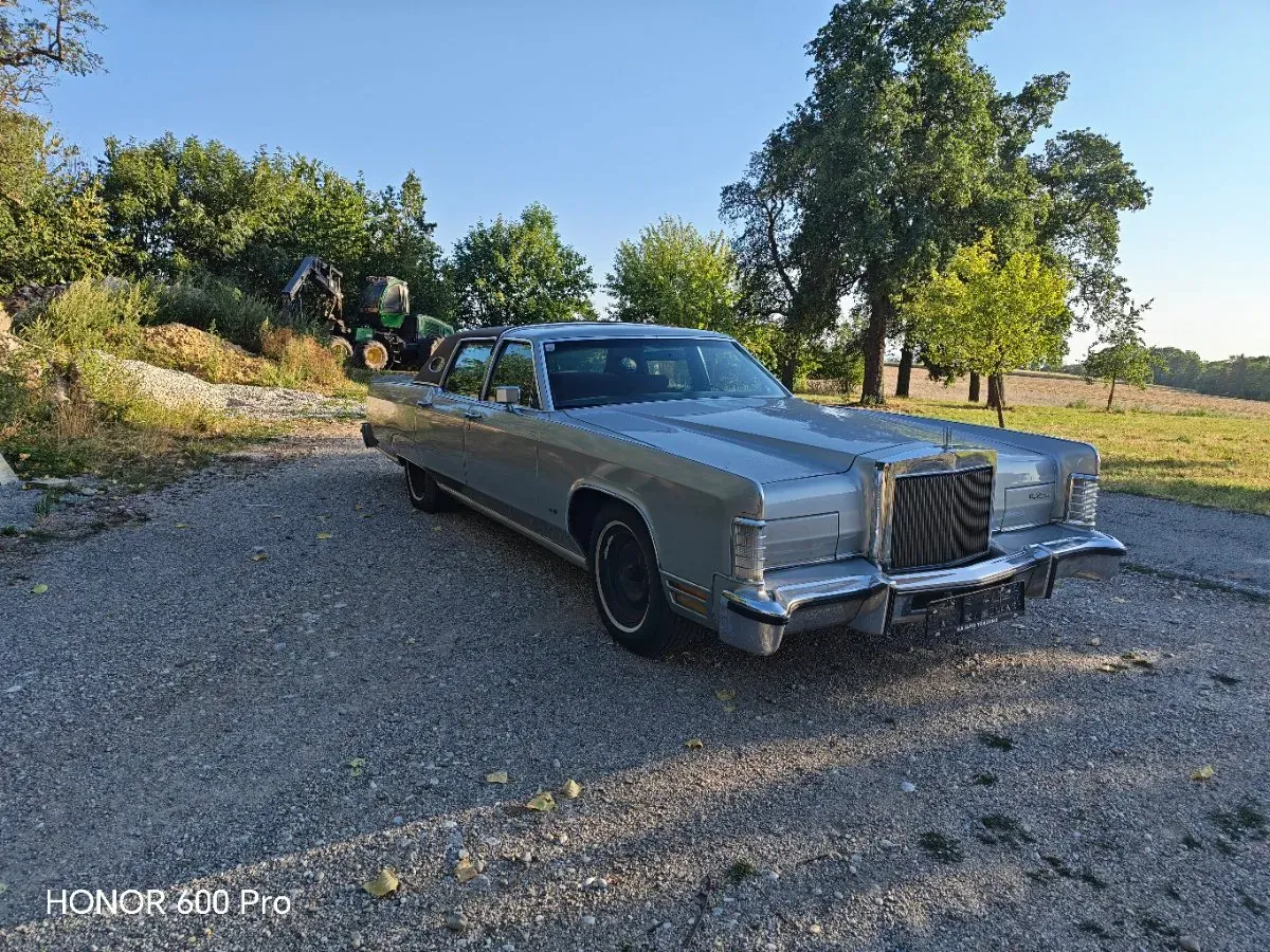 Lincoln Town Car 1977 photo 2
