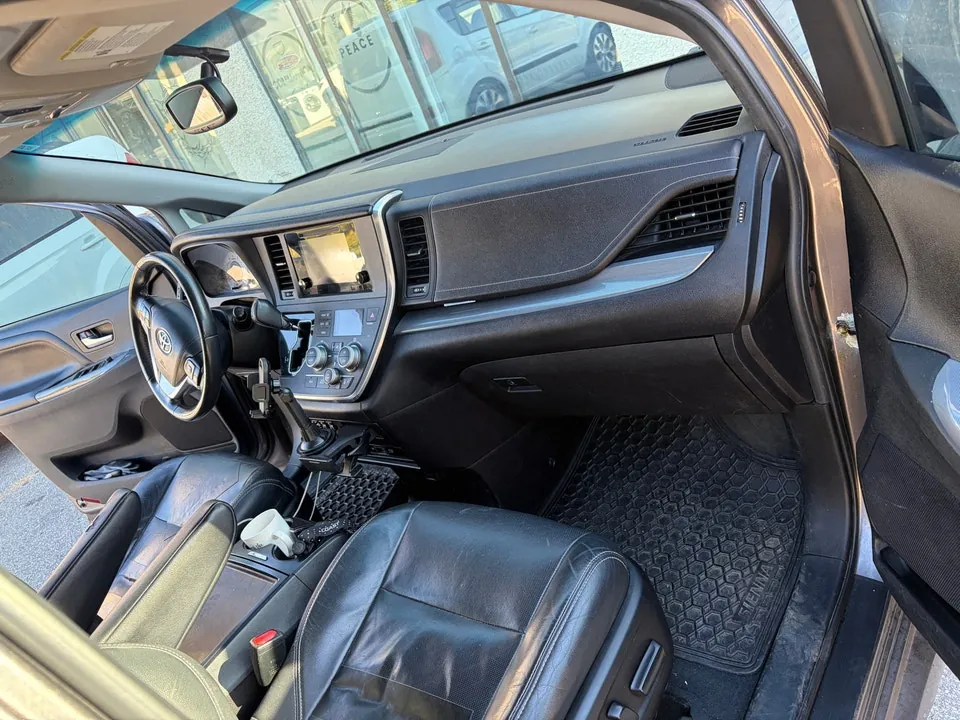 Toyota Sienna 2016 photo 2