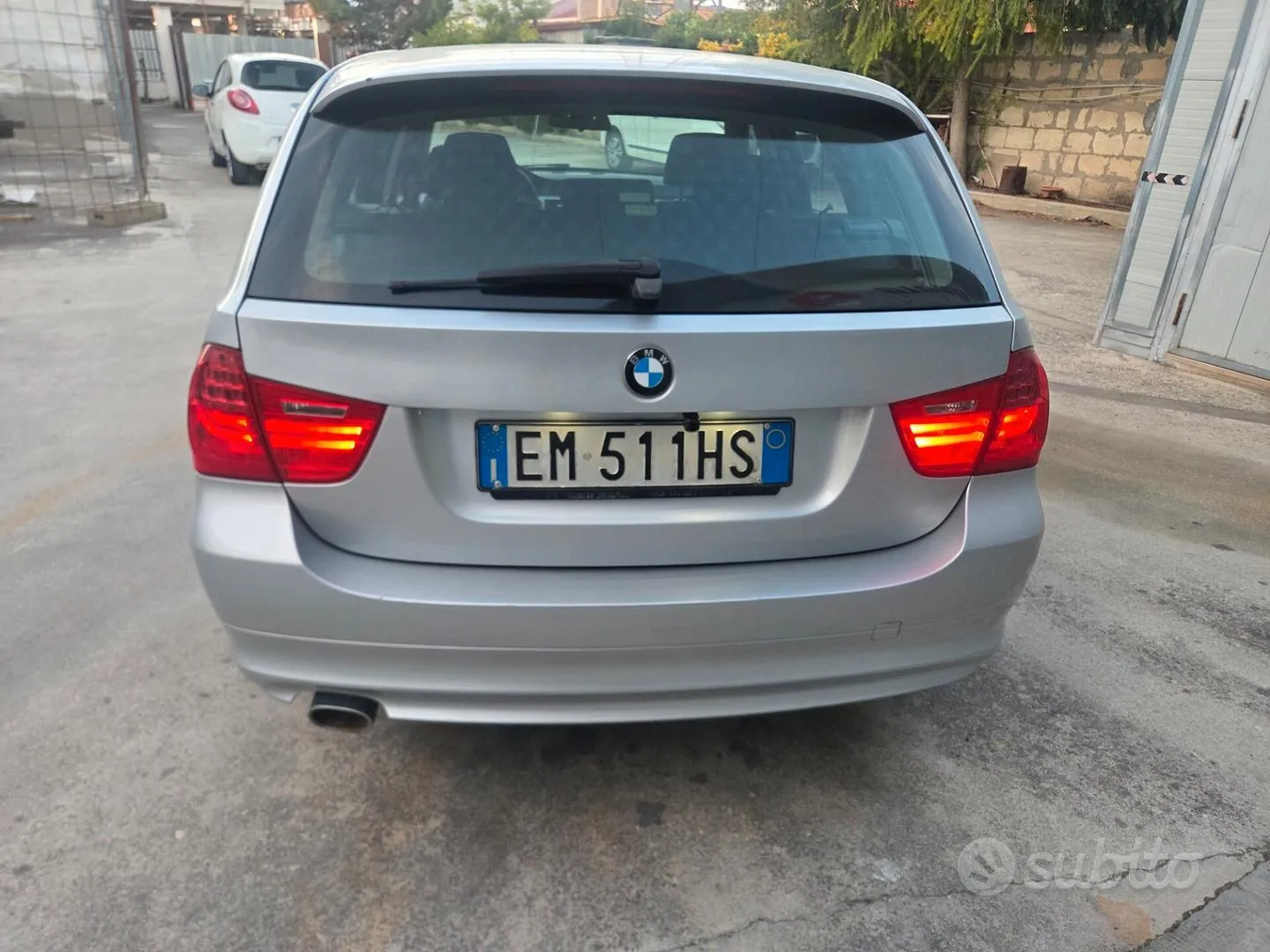 BMW 318 2012 photo 2