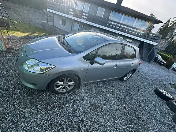 Toyota Auris 2010 photo 3