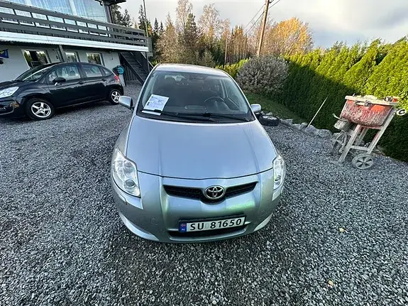 Toyota Auris 2010 photo 2