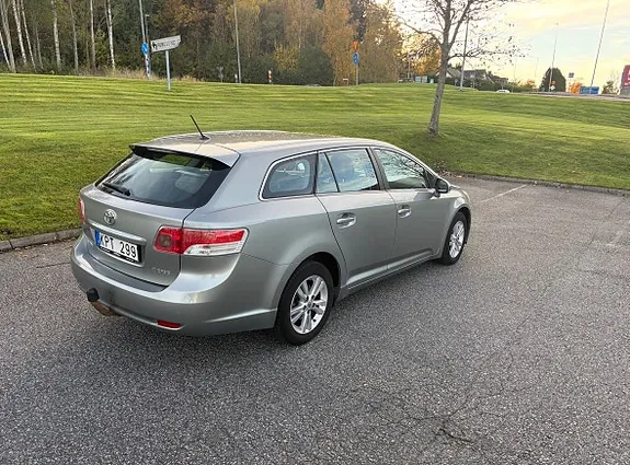 Toyota Avensis 2010 photo 2