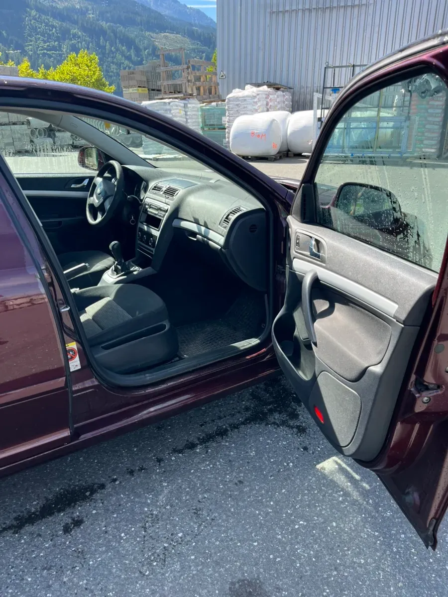 Skoda Octavia 2011 photo 2
