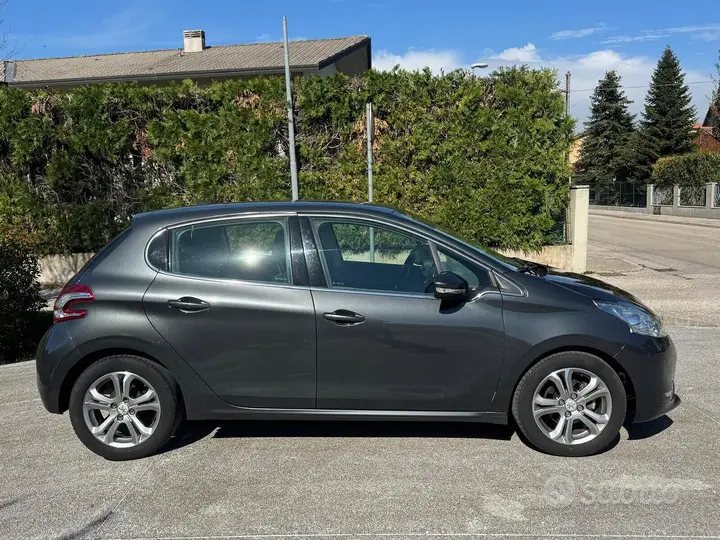 Peugeot 208 2012 photo 4