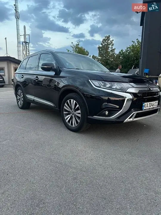 Mitsubishi Outlander 2020 photo 2