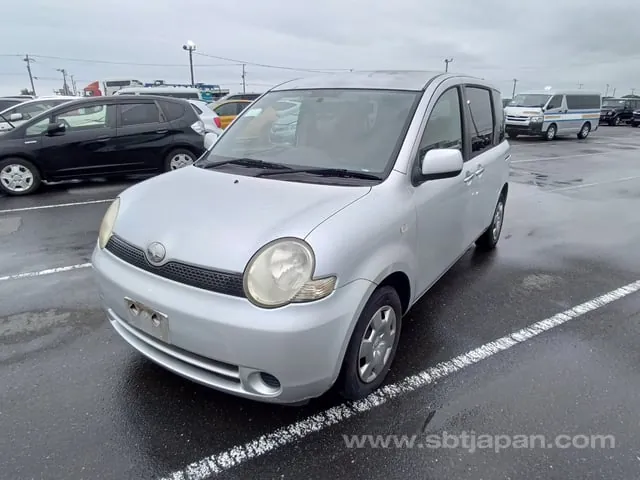 Toyota Sienta X 2005 photo 2