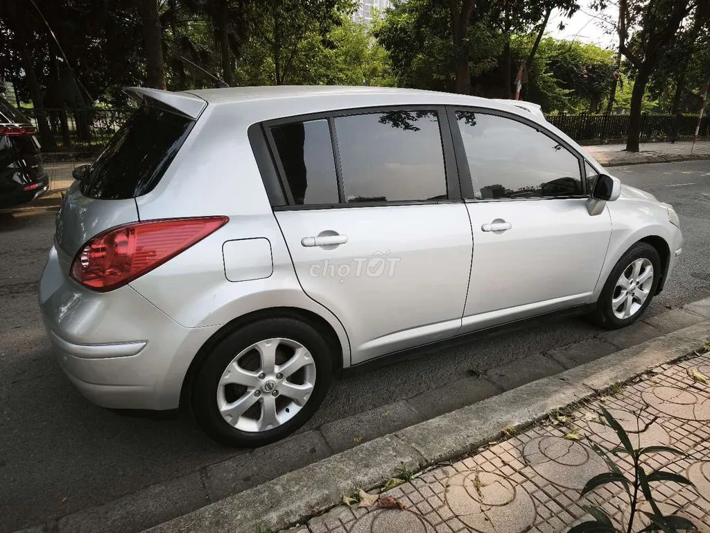 Nissan Tiida 2010 photo 2