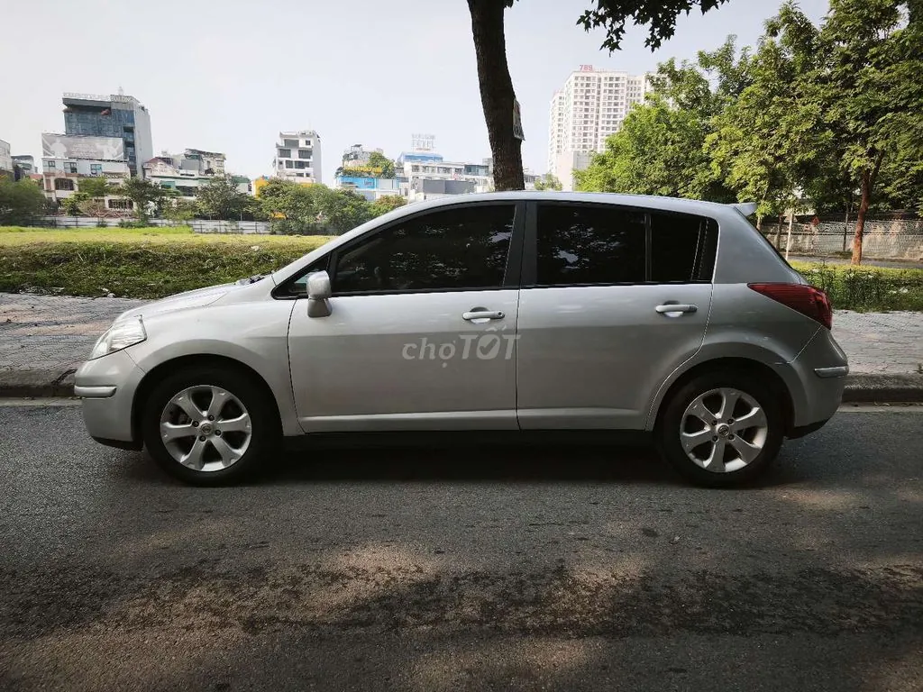 Nissan Tiida 2010 photo 3
