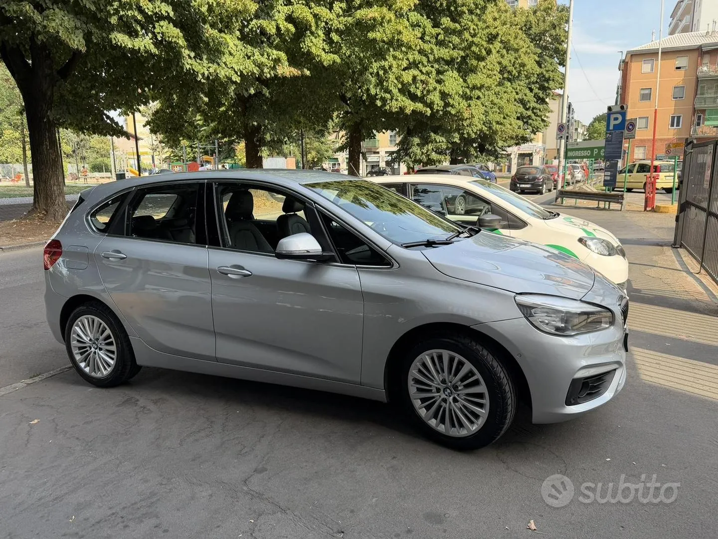 BMW 218D Active Tourer Business 2016 photo 2