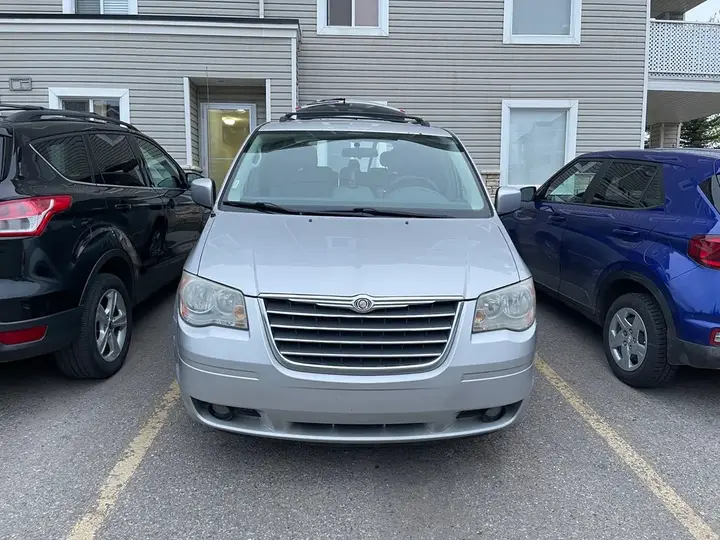 Chrysler Town & Country 2010 photo 3
