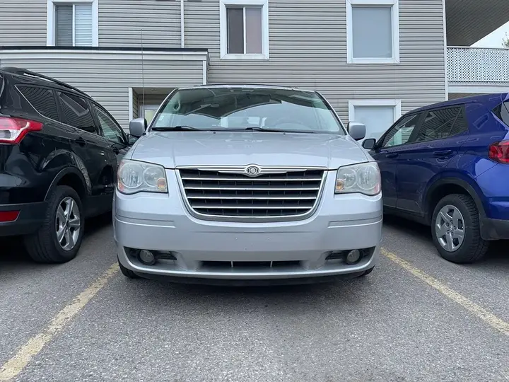 Chrysler Town & Country 2010 photo 2