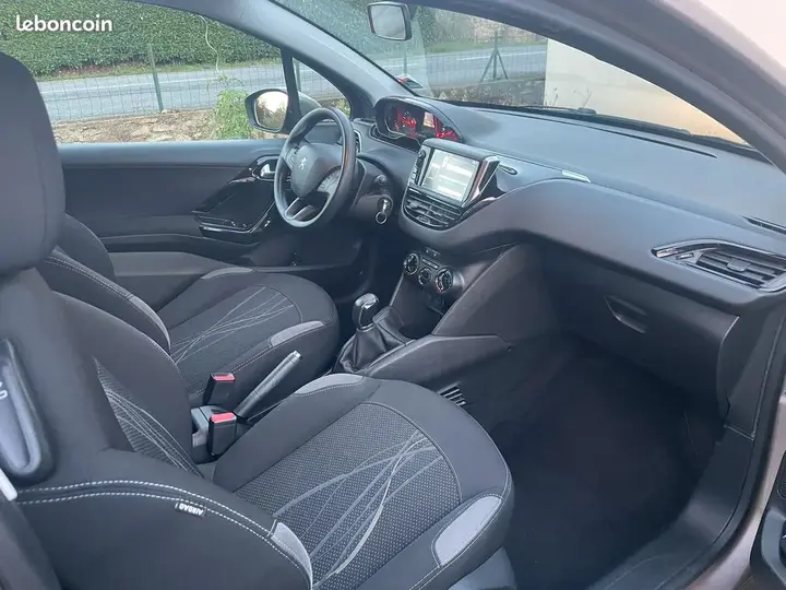 Peugeot 208 2014 photo 3
