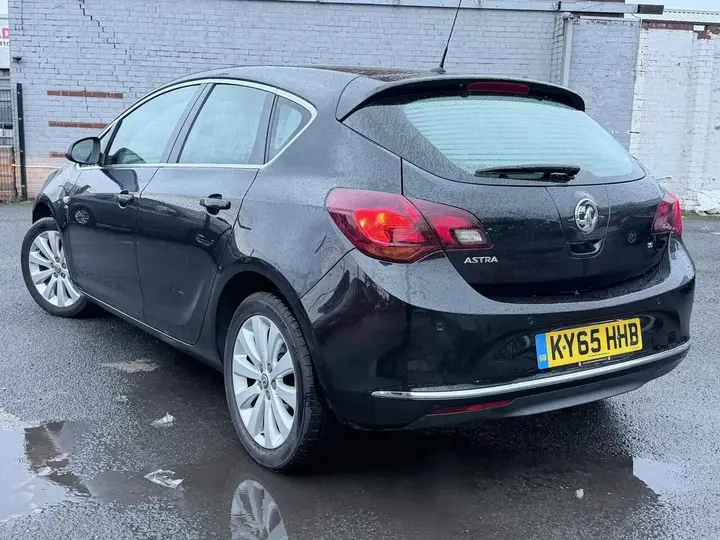Vauxhall Astra 2015 photo 2
