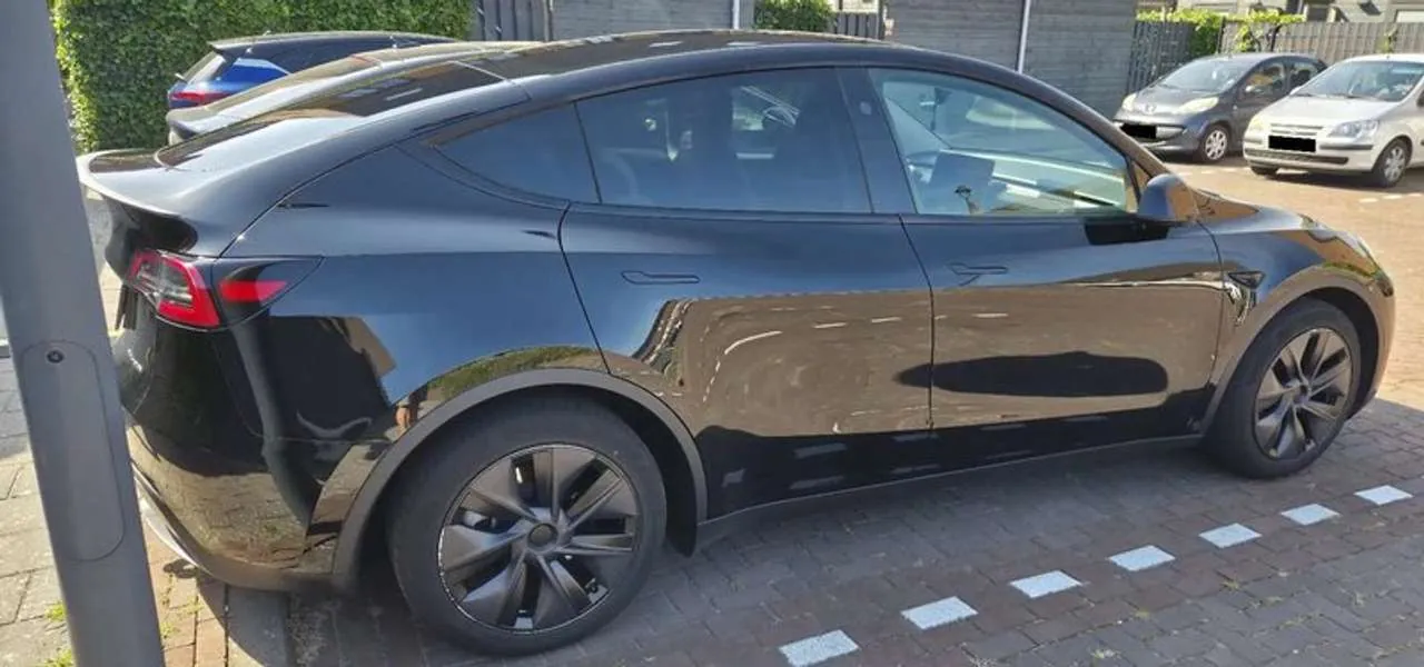 Tesla Model Y 2025 photo 2