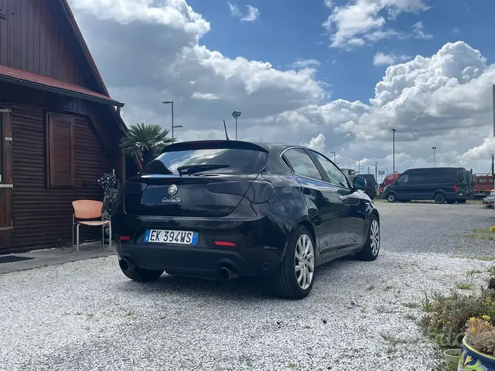 Alfa Romeo Giulietta 2011 photo 2