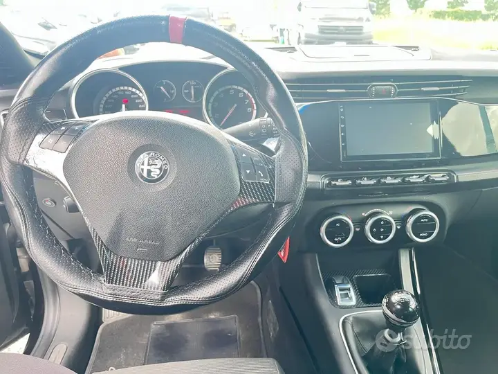Alfa Romeo Giulietta 2011 photo 5